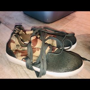 New army sneakers size 8 1/2